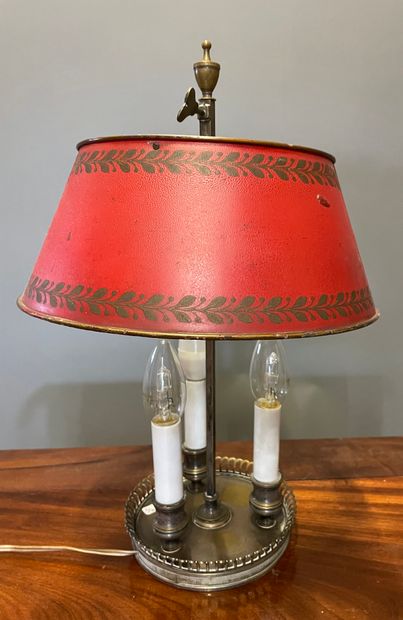 null Gilded bronze bouillote lamp, red sheet metal lampshade 

Louis XVI style

H....