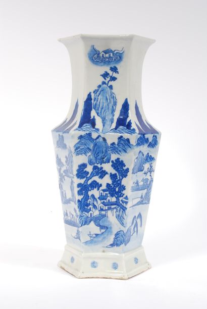 null China

Porcelain double rhombus vase with blue underglaze decoration of mountain...