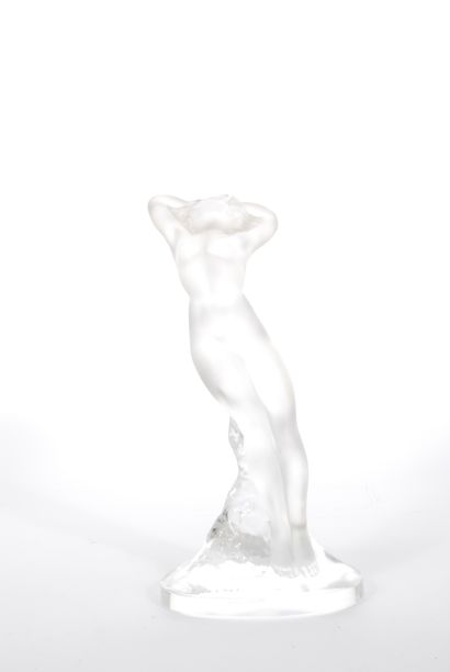 null Lalique France 

Reclining nude on a terrace 

Signed under the base 

H. 23...