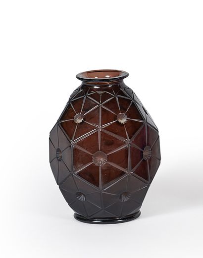 null 
Henri DIEUPART Editions SIMONET




Vase in molded glass with facets and shells...
