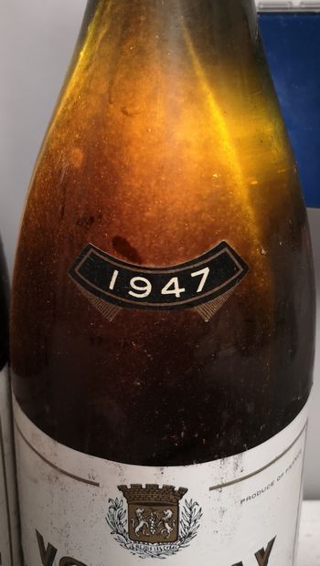  3 bouteilles VOUVRAY "Le Petit Monaco" - R. BIENVENU 1947 
Etiquettes légèrement...