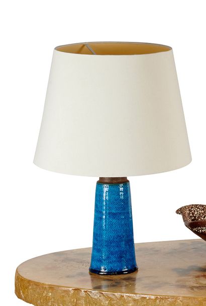 null 
Niels KAHLER (1906 – 1979) 





Lampe en céramique émaillée bleu à corps conique...