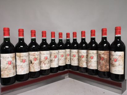  12 bouteilles Château POUJEAUX - Moulis 1985 
Etiquettes légèrement tachées et abîmées....