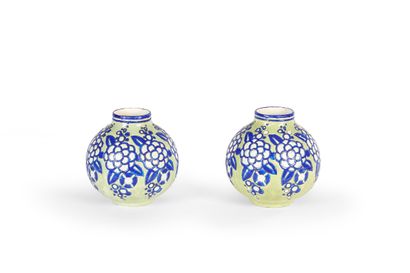 null Charles CATTEAU (1880 – 1966) – BOCH FRERES LA LOUVIERE 

Paire de vases en...