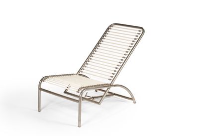 null René HERBST (1891 – 1982) 

Chaise longue en métal tubulaire chromé à haut dossier...