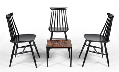 null Lot comprenant une suite de trois chaises scandinaves en bois peint noir et...