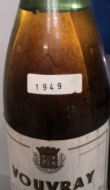  2 bouteilles VOUVRAY "Le Petit Monaco" - R. BIENVENU 1949 
Etiquettes légèrement...