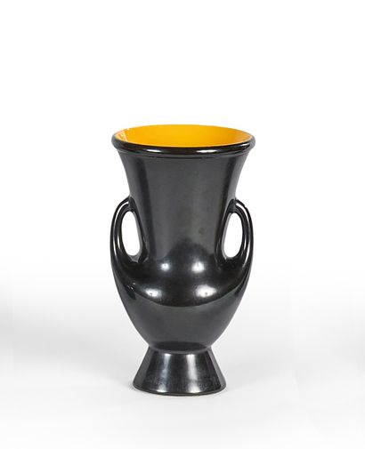 VALLAURIS 
Vase en céramique à corps balustre...