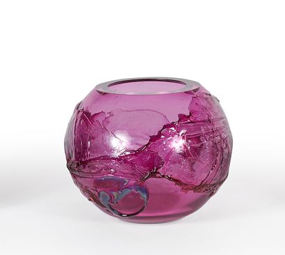 MURANO 
Vase boule en cristal teinté violet...