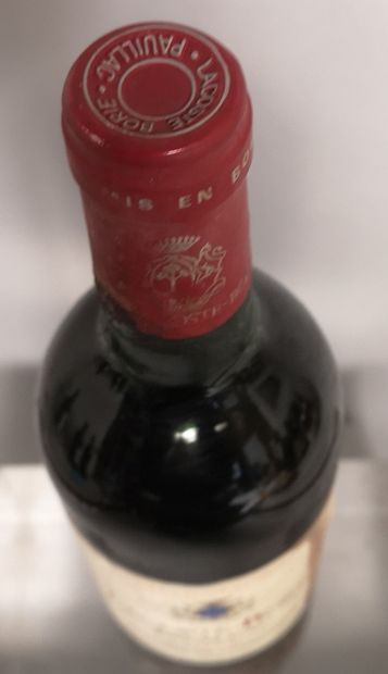  1 bouteille Château LACOSTE BORIE -Pauillac 1989 
Etiquette tachée. Légèrement basse....