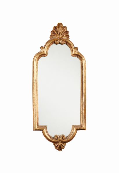 null * Petit miroir à décor de coquilles en bois et stuc dorés 

39,5 x 17 cm