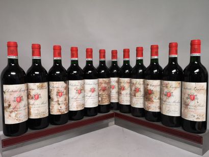 12 bouteilles Château POUJEAUX - Moulis 1985 
Etiquettes légèrement tachées et abîmées....