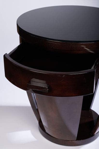 null Paire de tables de chevet de style Art Déco en bois laqué marron de forme ovoïde...