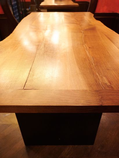null Table haute composée d'un plateau en bois massif reposant sur un piétement en...
