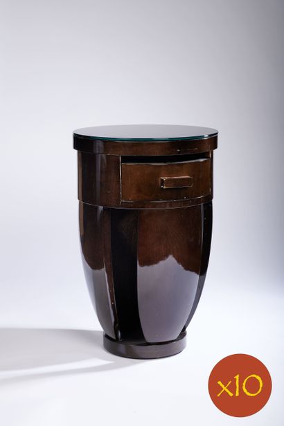 null Dix tables de chevet de style Art Déco en bois laqué marron de forme ovoïde...