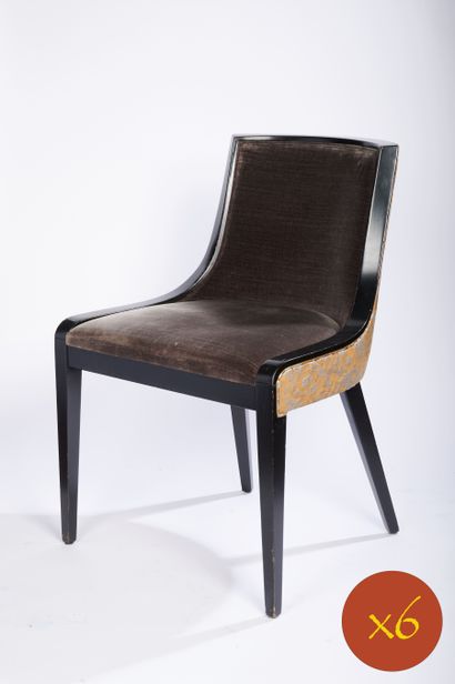 null Six chaises en bois teinté marron à dossier gondole ornées d'une garniture en...