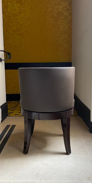 null Vingt fauteuils de bureau pivotant en simili cuir gris 

Piétement en bois teinté...