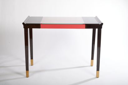 null Table bureau en bois laqué marron garni de simili cuir rouge en partie centrale....