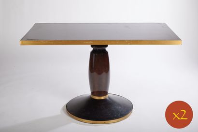 null Deux tables à plateau rectangulaire en bois laqué 

Le piétement de forme balustre...