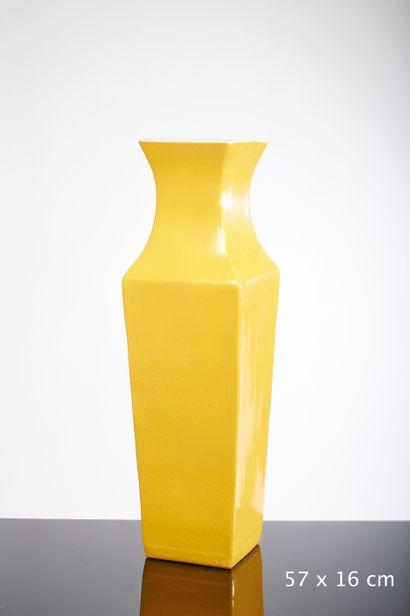 null Lot de onze objets de décoration en céramique ou verre jaune comprenant : vases...