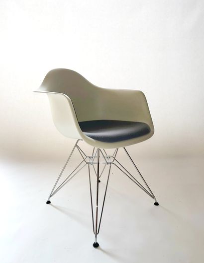 null Charles Ray Eames 

Suite de six fauteuils DAR piètement métal, galettes gris...