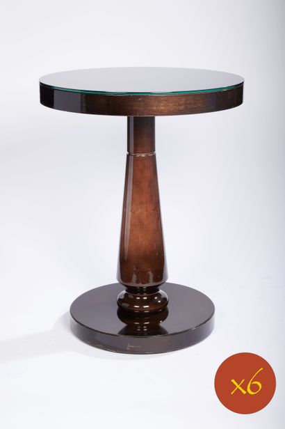 null Six tables d'appoint en bois laqué marron à fût central de forme balustre et...