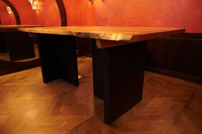 Table haute composée d'un plateau en bois...