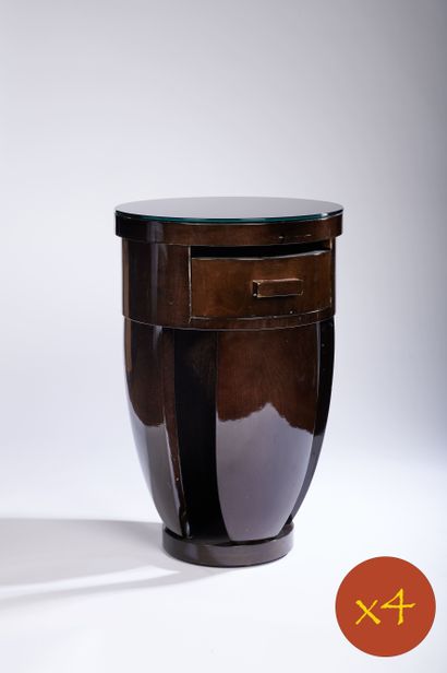 null Quatre tables de chevet de style Art Déco en bois laqué marron de forme ovoïde...