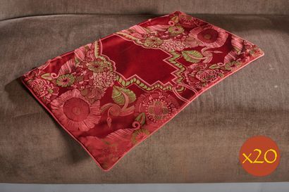 null Vingt housses de coussin rectangulaires en tissu damassé à décor floral rouge...