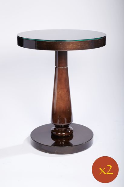 null Deux tables d'appoint en bois laqué marron à fût central de forme balustre et...