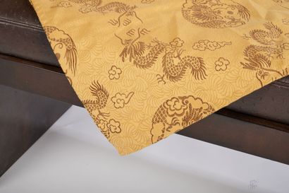 null Bout de lit en coton à fond doré et motif de dragons

240 x 65 cm

Taches