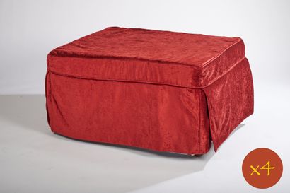 null Quatre lits d'appoint une place formant pouf recouverts d'une jupe en velours...