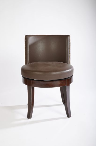 null Vingt fauteuils de bureau pivotant en simili cuir gris 

Piétement en bois teinté...