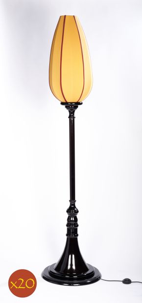 null Vingt lampadaires en forme de tulipe en bois sombre laqué et mouluré

Hauteur...