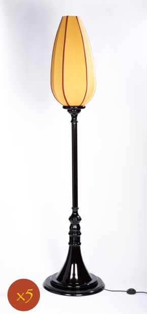 null Cinq lampadaires en forme de tulipe en bois sombre laqué et mouluré

Hauteur...