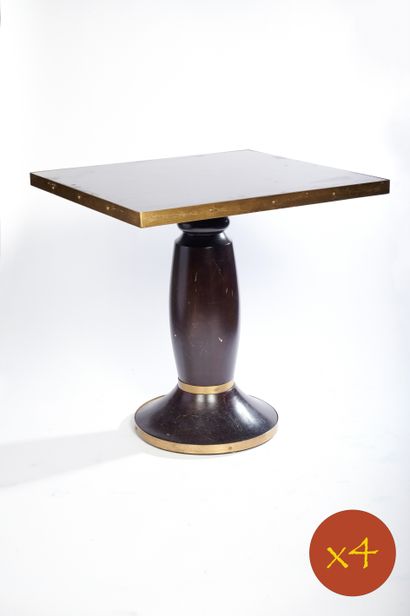 null Quatre tables à plateau carré en bois laqué 

Le piétement de forme balustre...