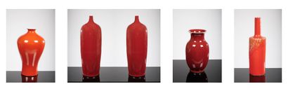 null Lot de cinq vases en céramique rouge

Hauteur : de 31 à 60 cm

Rayures d'usage...