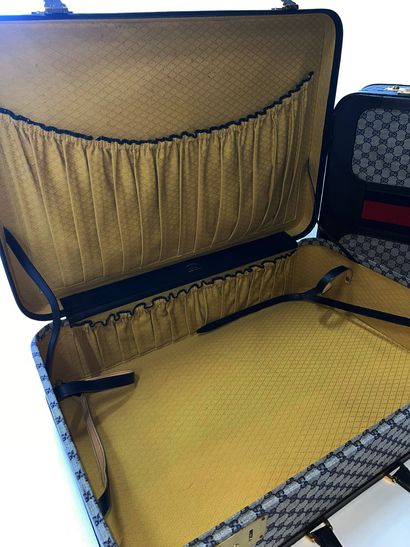null Gucci - Deux valises vintage en cuir et toile siglée 

45 x 66 x 18 cm



!!!...
