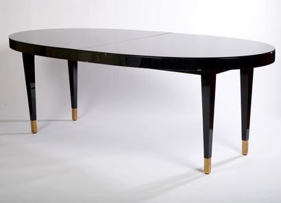 null Table de salle à manger ovale en bois laqué noir et plateau de verre

77 x 106,5...