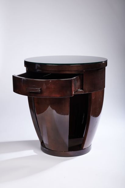 null Quatre tables de chevet de style Art Déco en bois laqué marron de forme ovoïde...