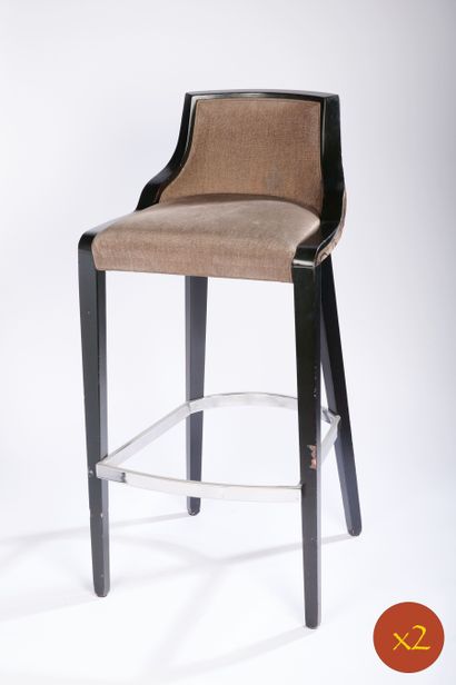 Paire de fauteuils de bar en bois teinté...