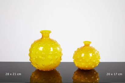 null Lot de onze objets de décoration en céramique ou verre jaune comprenant : vases...