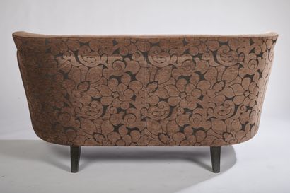 null Banquette en bois teinté et velours gris et noir. Le dossier à motif floral.

80...