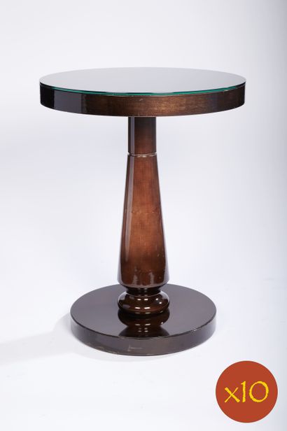 null Dix tables d'appoint en bois laqué marron à fût central de forme balustre et...