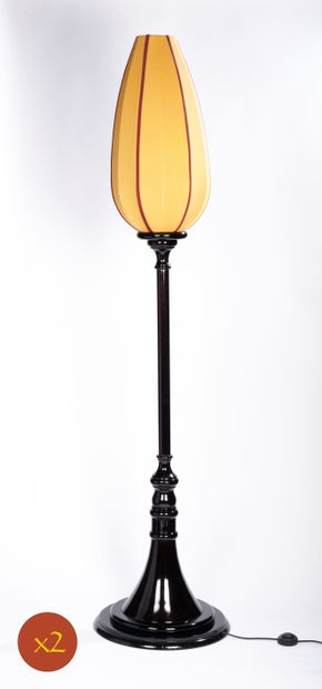 null Deux lampadaires en forme de tulipe en bois sombre laqué et mouluré

Hauteur...