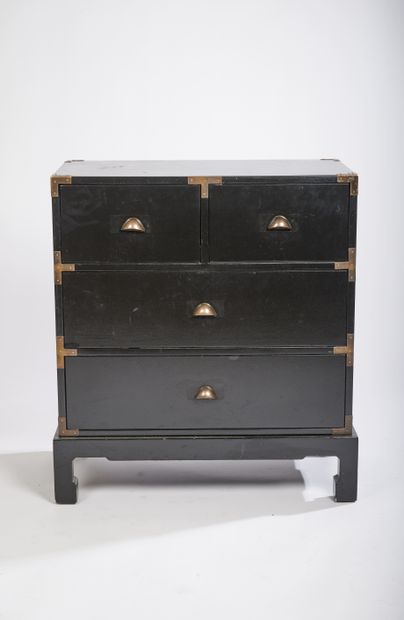 null Commode de style colonial en bois laqué noir ouvrant par quatre tiroirs sur...