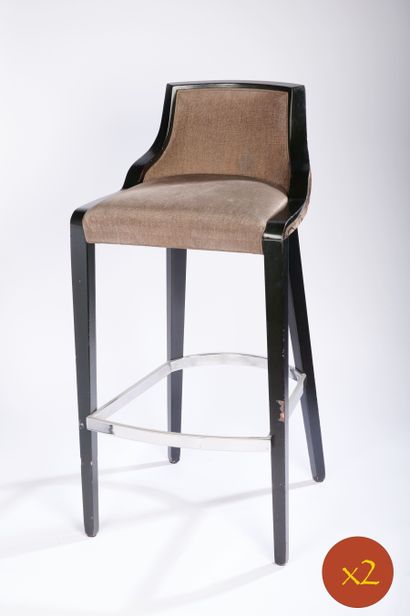 null Paire de fauteuils de bar en bois teinté et tissu gris uni et à motif floral.

Le...