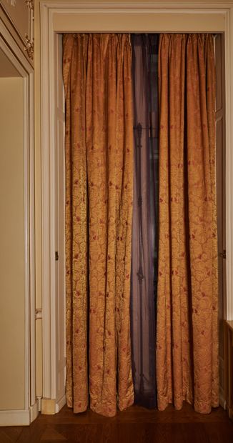 null Lot de trente rideaux du 1er étage de l'hôtel

Coton à fond rouge et à motifs...