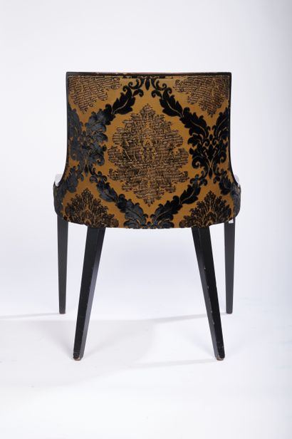 null Six chaises en bois teinté marron à dossier gondole ornées d'une garniture en...