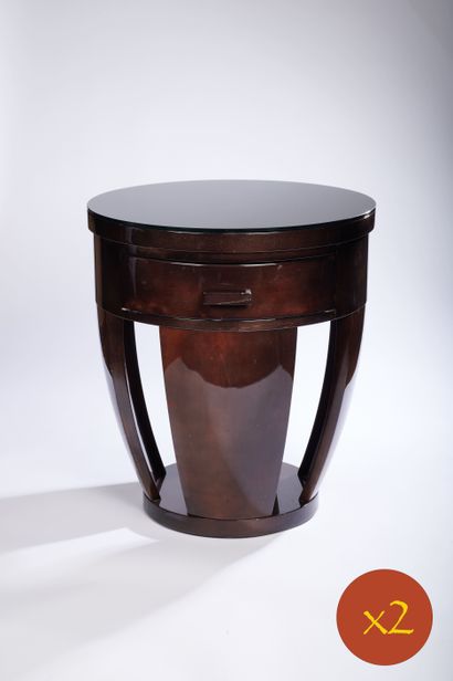 null Paire de tables de chevet de style Art Déco en bois laqué marron de forme ovoïde...